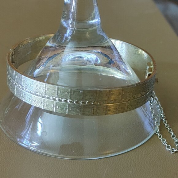 Vintage Whiting Davis Gold Tone Hinged Bangle Bracelet Safety Chain Unique - Picture 9 of 9